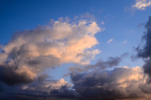 Nubes de colores al atardecer