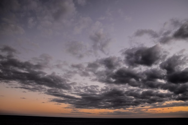 Nubes de colores al atardecer