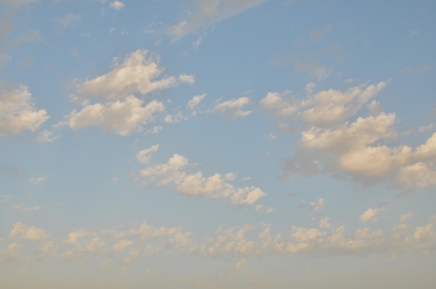 Nubes de colores al atardecer