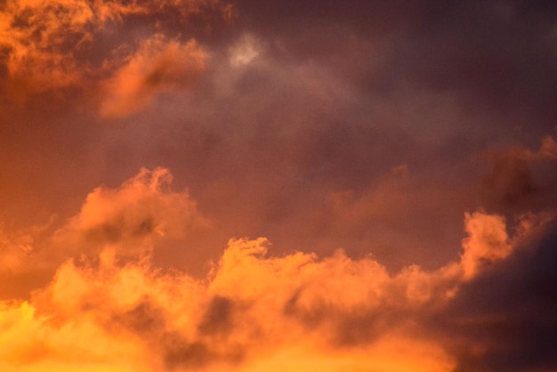 Nubes de colores al atardecer