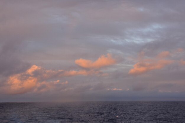 Nubes de colores al atardecer