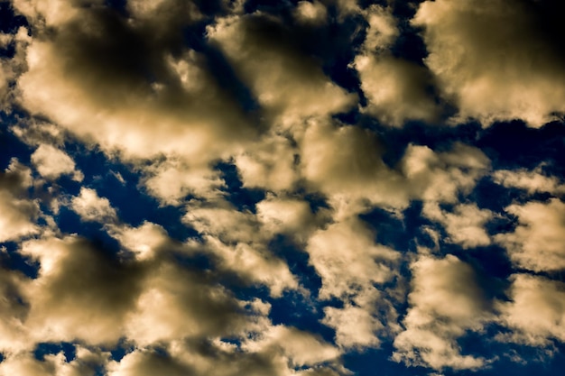 Nubes de colores al atardecer