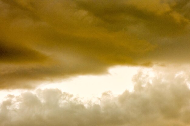 Foto nubes de colores al atardecer