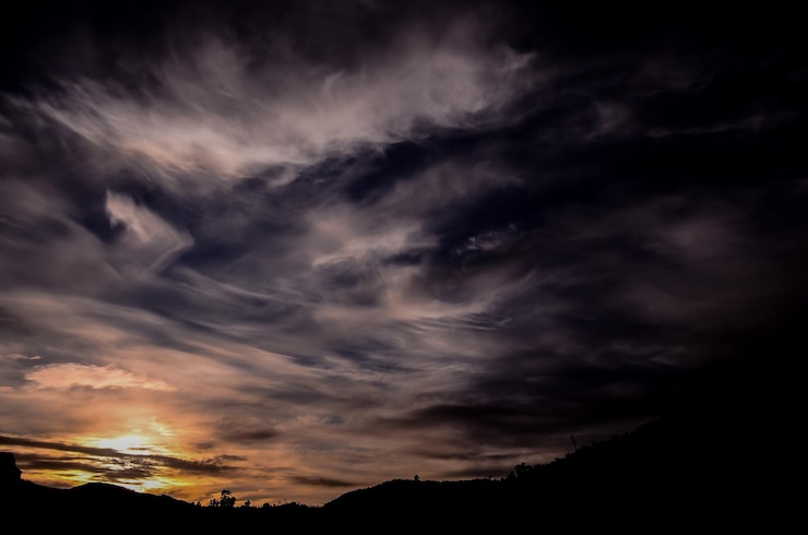 Foto nubes de colores al atardecer