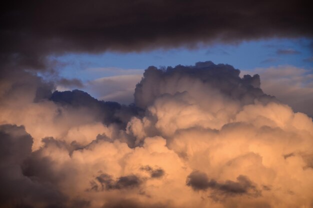 Nubes de colores al atardecer