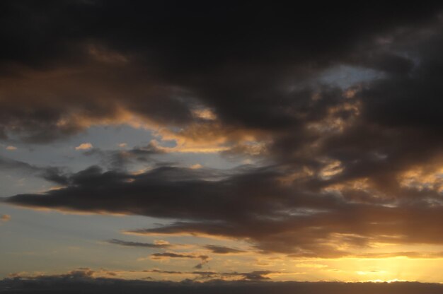 Nubes de colores al atardecer