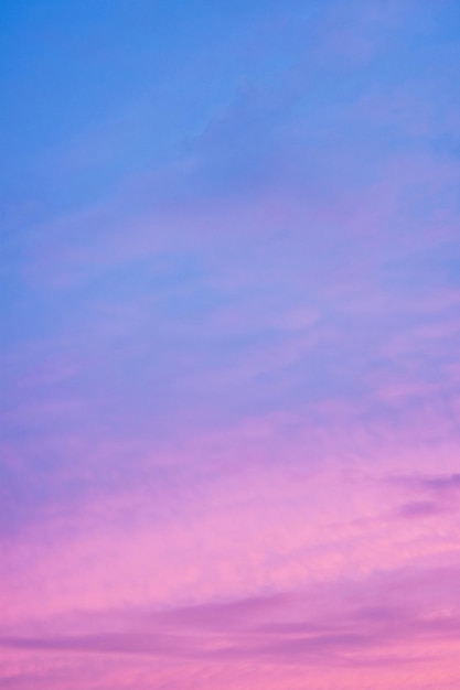 Nubes de colores brillantes en el fondo vertical del espectacular cielo del atardecer