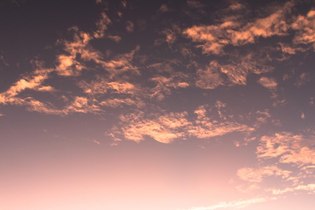 Nubes de colores en el cielo al amanecer o al atardecer Fondo natural natural