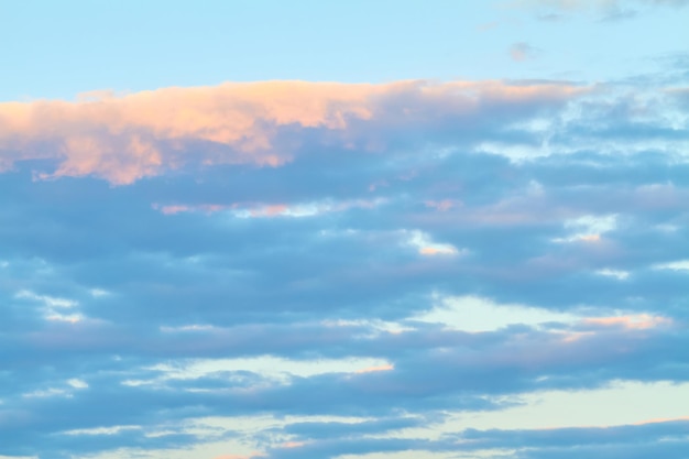 Nubes de colores en el cielo azul del atardecer