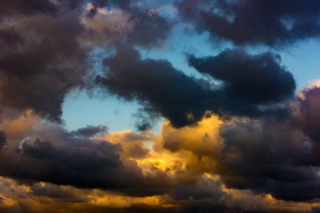 Nubes de colores en el cielo, cielo de tormenta