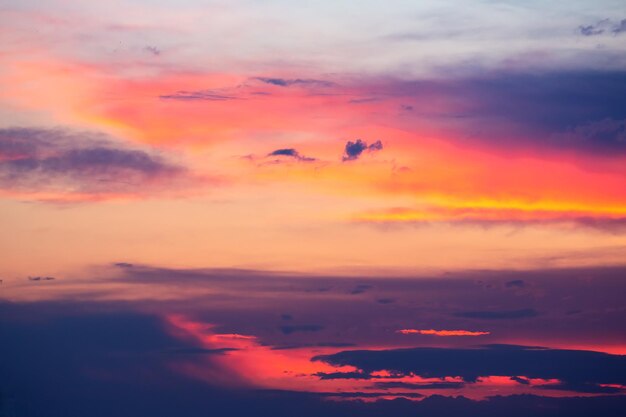 Foto nubes de colores exuberantes en el cielo antes de la puesta del sol