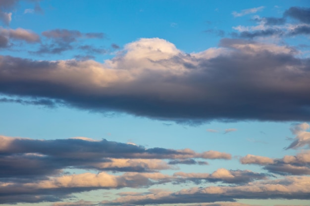 Nubes de colores mullidas en el cielo azul como espacio de fondo