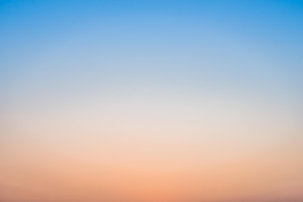 Nubes coloridas y cielo al atardecer se usan como fondo