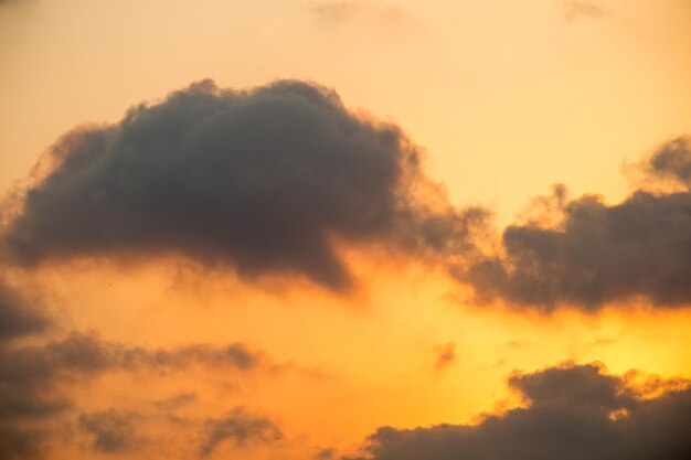 Nubes coloridas y ligeras en el cielo