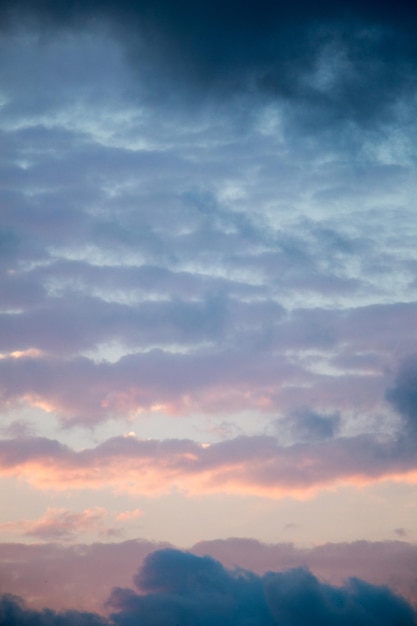 Nubes coloridas y ligeras en el cielo