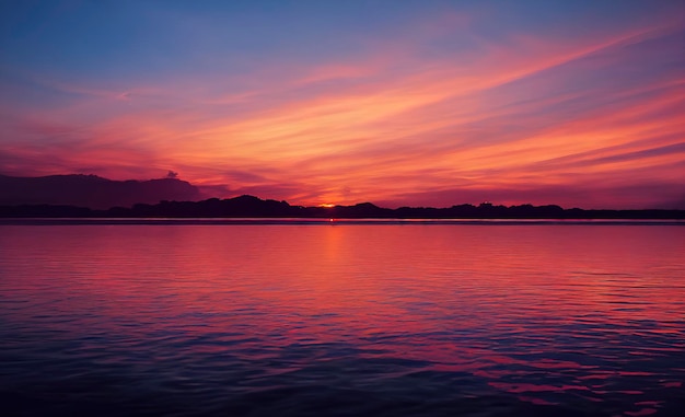 Nubes coloridas de la puesta del sol ardiente en el cielo