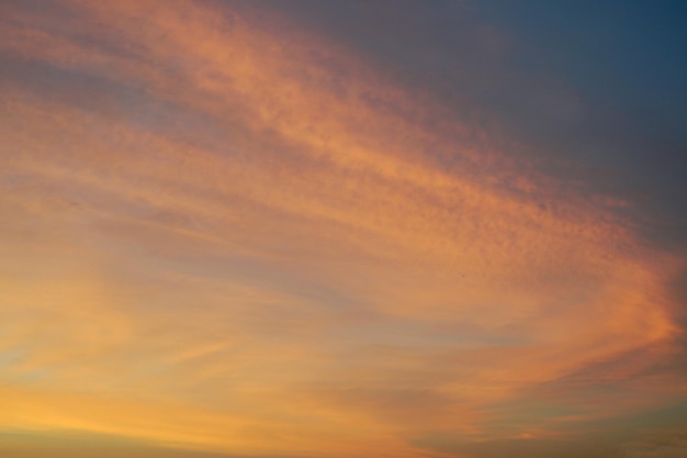 nubes sin configurar en el fondo del cielo