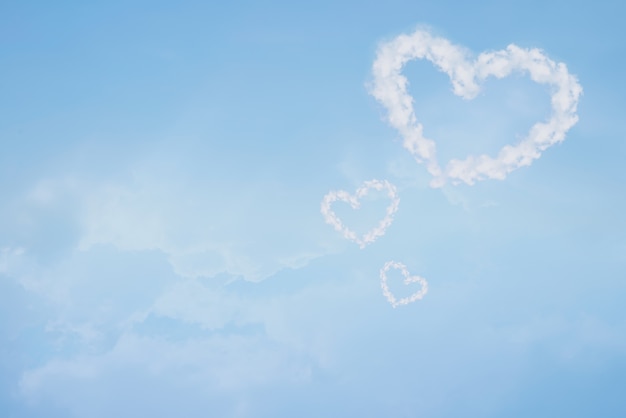 Nubes de corazón en el cielo