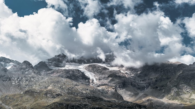 Nubes en la cresta de la montaña con glaciar
