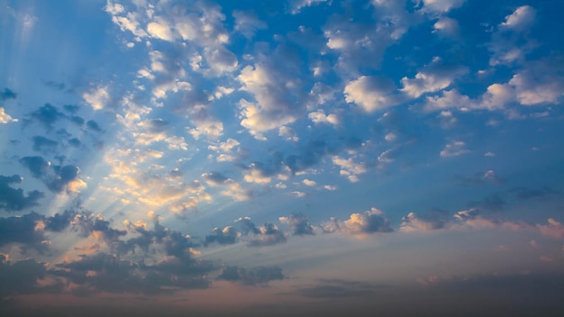 Nubes de cúmulo en el cielo para fondo y capa.