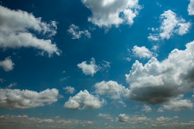 Nubes de cúmulo en el cielo para fondo y capa.