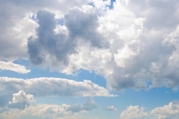 Nubes de cúmulo esponjosas blancas en el cielo azul