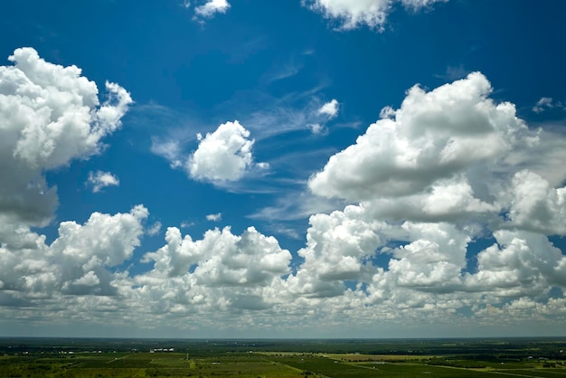 Nubes de cúmulo hinchadas blancas en el cielo azul del verano