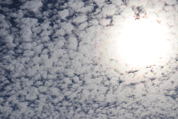 Nubes de cúmulo y sol