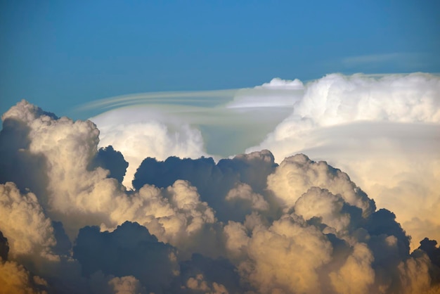 Nubes cumulonimbus esponjosas blancas que se forman antes de la tormenta en el cielo de la tarde Cambiando el clima tormentoso del paisaje nublado al atardecer