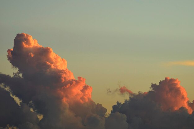 Nubes cumulonimbus esponjosas blancas que se forman antes de la tormenta en el cielo de la tarde Cambiando el clima tormentoso del paisaje nublado al atardecer