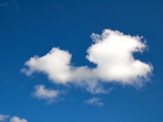 Foto nubes cumulus blancas de fondo nubes de verano