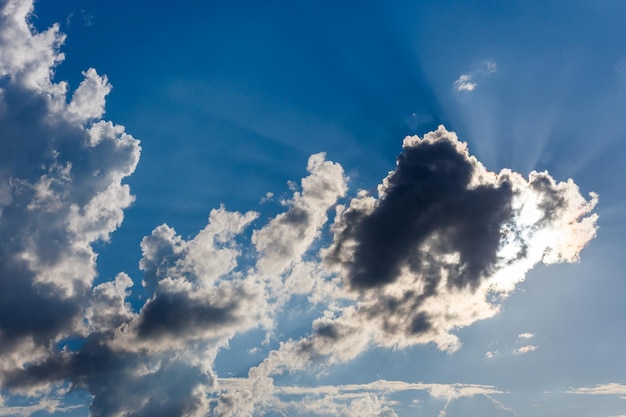 Nubes cumulus c blancas sobre fondo de cielo azul