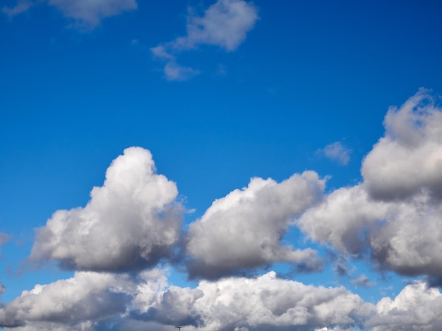 Nubes cumulus en el cielo Formas de nubes esponjosas