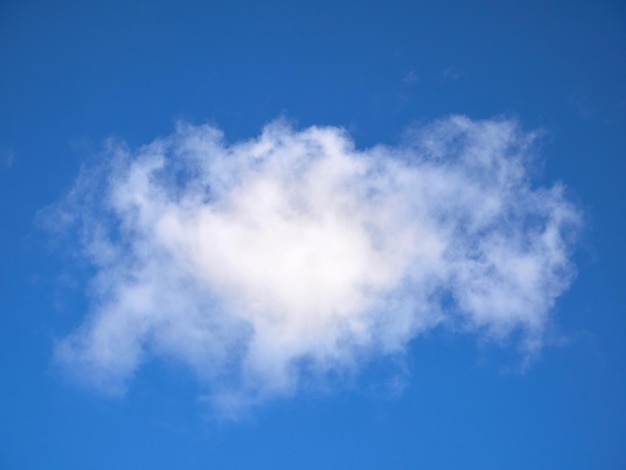 Nubes cumulus en el cielo Formas de nubes esponjosas