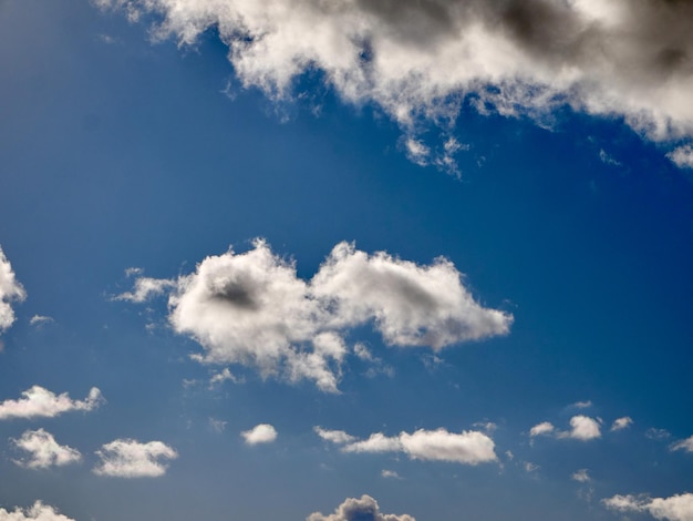 Nubes cumulus en el cielo Formas de nubes esponjosas