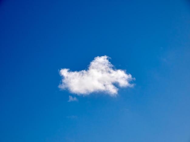 Nubes cumulus en el cielo Formas de nubes esponjosas