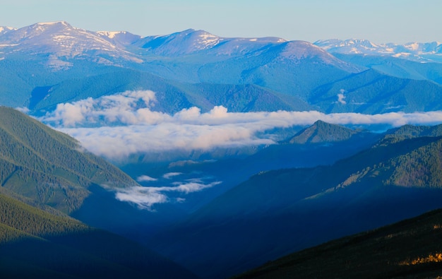 Nubes en un desfiladero de montaña en una mañana de verano