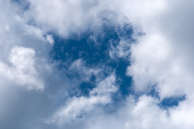 Nubes despejadas en el cielo