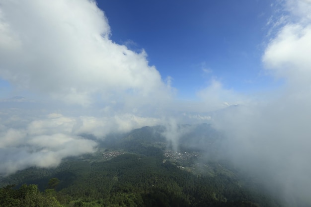 Nubes diurnas sobre la montaña