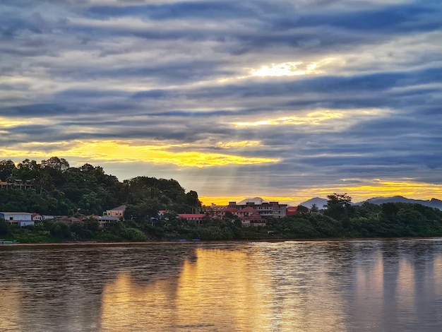 Las nubes doradas de los ríos Mekong antes del amanecer son impresionantes