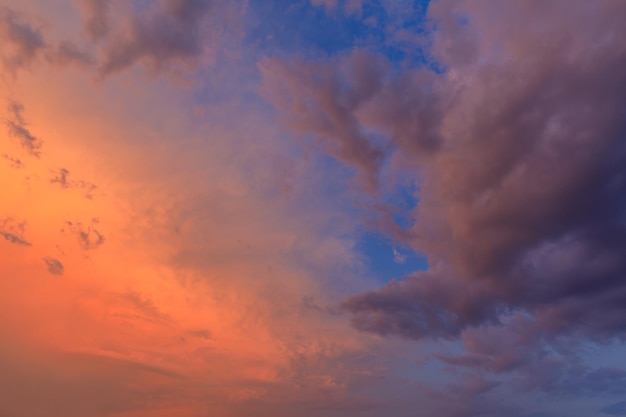 Nubes dramáticas al atardecer Kiev Ucrania