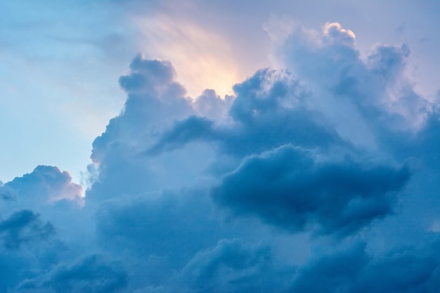 Nubes dramáticas en el cielo ucraniano cerraron el sol