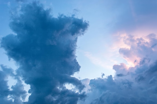 Nubes dramáticas en el cielo ucraniano cerraron el sol