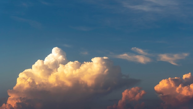 Nubes dramáticas en el color hermoso del tiempo de la tarde del cielo para el fondo de la naturaleza