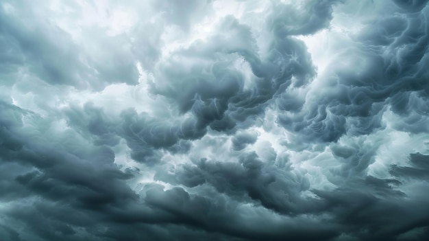 Nubes dramáticas de fondo en el tiempo tormentoso