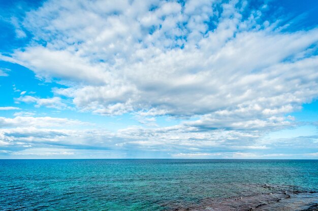 Foto nubes dramáticas en el mar