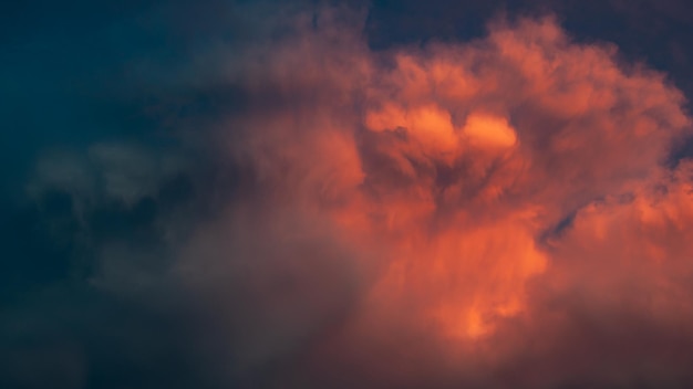 Nubes dramáticas de reunión roja antes de la tormenta