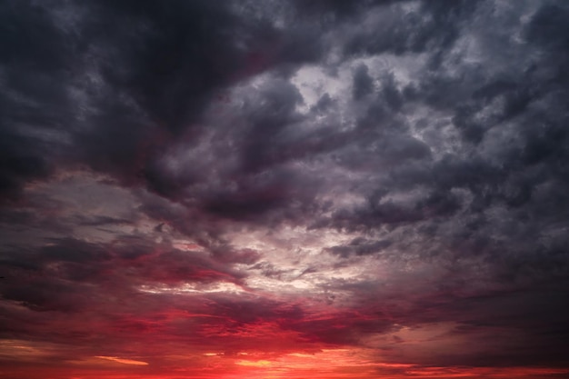 Nubes dramáticas rojizas del cielo de la puesta del sol o de la salida del sol