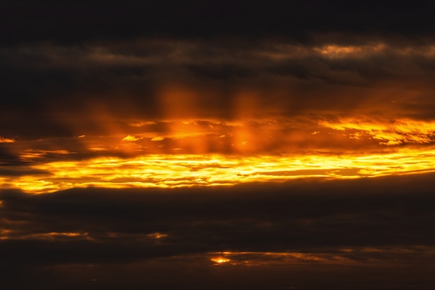 Nubes dramáticas de sol flotando en el cielo para cambiar el clima de verano. Enfoque suave, desenfoque de movimiento cielo hermosa fotografía de paisaje con nubes meteorología.