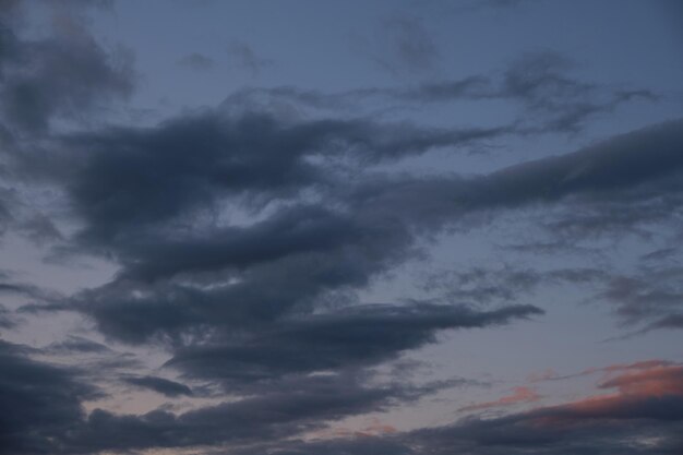 Nubes dramáticas de la tormenta durante la puesta del sol de la tarde